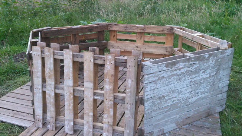 Photo of hexagon and base layer of pallets on 2018-06-18